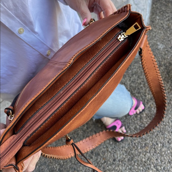 Beautiful faux leather crossbody bag. Excellent condition like new - Picture 7 of 11